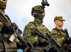 Nové uniformy a zbraně slovenské armády