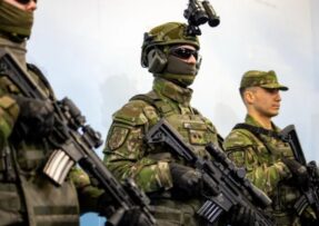 Nové uniformy a zbraně slovenské armády