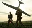 Ukrajinští vojáci s dronem k vypuštění
