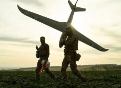 Ukrajinští vojáci s dronem k vypuštění