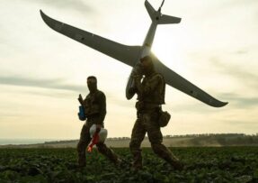 Ukrajinští vojáci s dronem k vypuštění