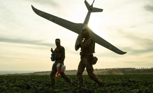 Ukrajinští vojáci s dronem k vypuštění