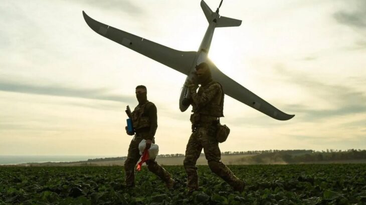 Ukrajinští vojáci s dronem k vypuštění