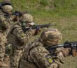Ukrajinští vojáci při výcviku s americkými útočnými puškami
