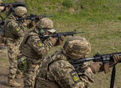 Ukrajinští vojáci při výcviku s americkými útočnými puškami