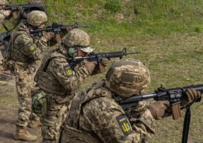 Ukrajinští vojáci při výcviku s americkými útočnými puškami