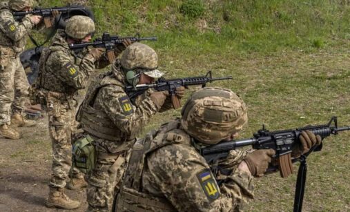 Ukrajinští vojáci při výcviku s americkými útočnými puškami