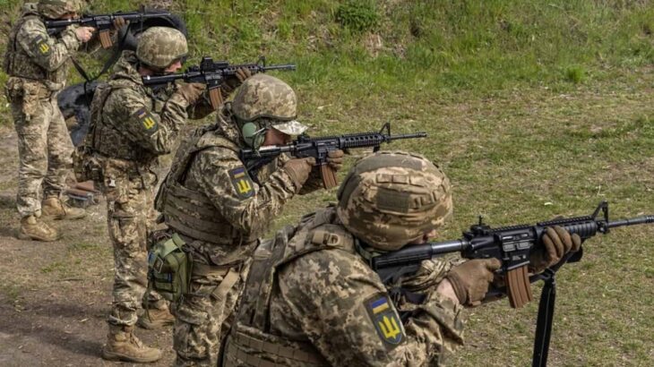 Ukrajinští vojáci při výcviku s americkými útočnými puškami