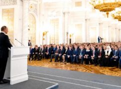 Vladimir Putin před poslanci Státní dumy