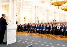 Vladimir Putin před poslanci Státní dumy