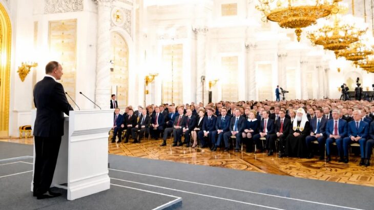 Vladimir Putin před poslanci Státní dumy