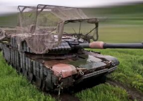 M1A1 Abrams s protidronovou ochranou