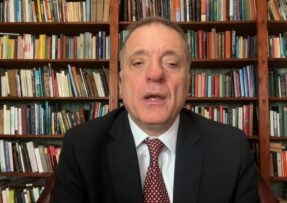 Britský analytik Alexander Mercouris