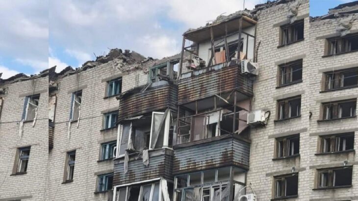 Bytový dům na Ukrajině po ruských útocích