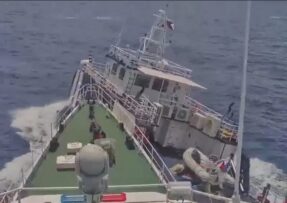 Čínská pobřežní stráž narazila do filipínské lodi