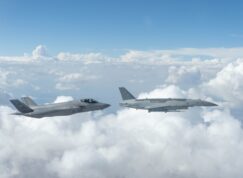 F-35 a YFQ-44A