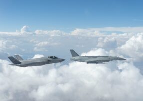 F-35 a YFQ-44A