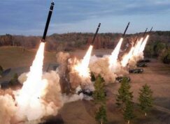 Odpal salvy raket Hwasong-11
