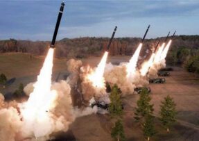 Odpal salvy raket Hwasong-11