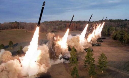 Odpal salvy raket Hwasong-11