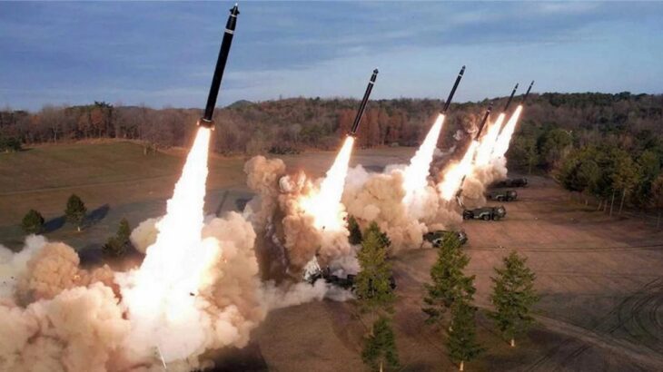 Odpal salvy raket Hwasong-11
