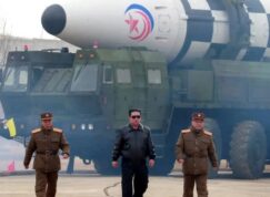Kim Čong-un a severokorejská balistická raketa