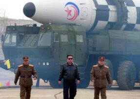 Kim Čong-un a severokorejská balistická raketa