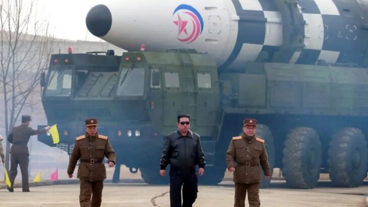Kim Čong-un a severokorejská balistická raketa