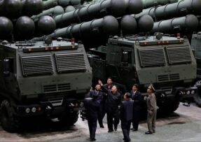 Kim Čong-un u KN-25