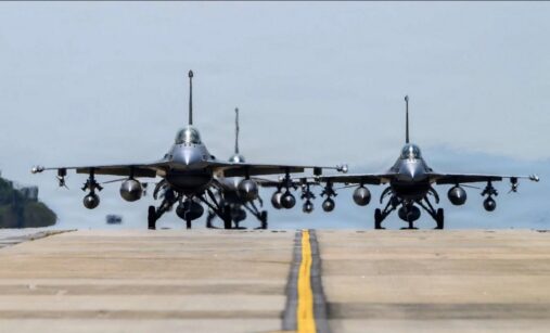 Letadla F-16 na ranveji