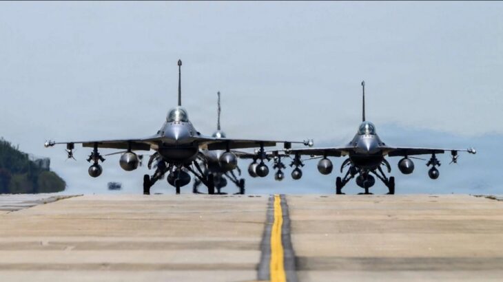 Letadla F-16 na ranveji