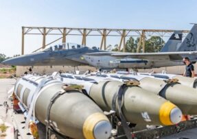 Bomby Mk 84 u letounu F-15