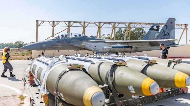 Bomby Mk 84 u letounu F-15