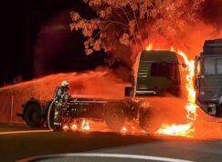 Nákladní vozy Bundeswehru hoří v Barlebenu