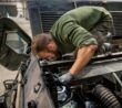 Německý vojenský mechanik provádí opravu motoru u TPz Fuchs