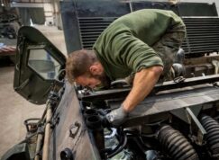 Německý vojenský mechanik provádí opravu motoru u TPz Fuchs