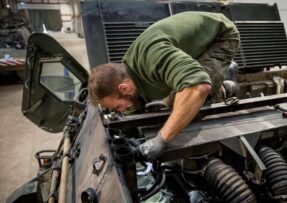 Německý vojenský mechanik provádí opravu motoru u TPz Fuchs