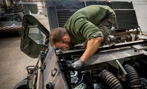 Německý vojenský mechanik provádí opravu motoru u TPz Fuchs