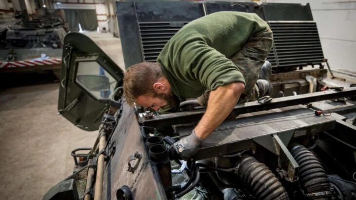 Německý vojenský mechanik provádí opravu motoru u TPz Fuchs