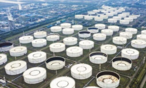 Průmyslové zásobníky, tankery na ropu