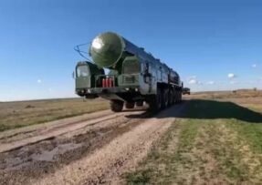 Ruská balistická raketa Jars na odpalovači