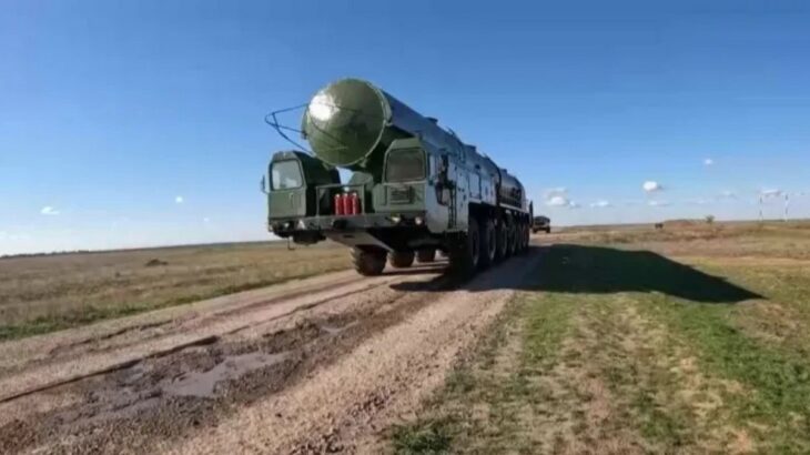 Ruská balistická raketa Jars na odpalovači