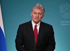Dmitrij Peskov s ruskou vlajkou