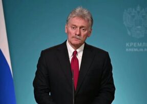 Dmitrij Peskov s ruskou vlajkou