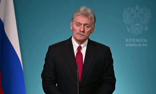 Dmitrij Peskov s ruskou vlajkou
