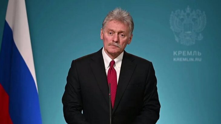 Dmitrij Peskov s ruskou vlajkou