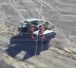 Ruské vozidlo v poli sledované ukrajinským dronem