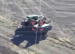 Ruské vozidlo v poli sledované ukrajinským dronem