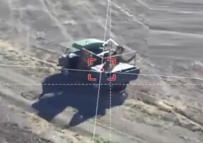 Ruské vozidlo v poli sledované ukrajinským dronem