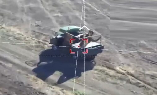 Ruské vozidlo v poli sledované ukrajinským dronem